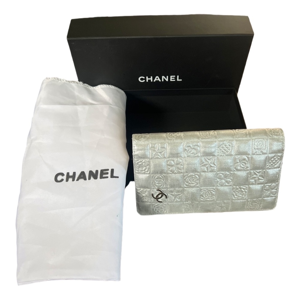 Chanel Silver Charm Leather Wallet 🔥